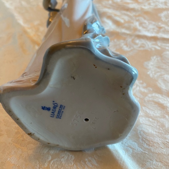 RETIRED 993 ‘ASHLEY LLADRO’ PORCELAIN FIGURINE- Item#01005756 - Picture 10 of 11